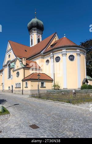 Ansicht der St. Nikolaus Kirchenapsis, aufgenommen im hellen Sommerlicht in Immenstadt, Allgäu, Bayern, Deutschland Stockfoto