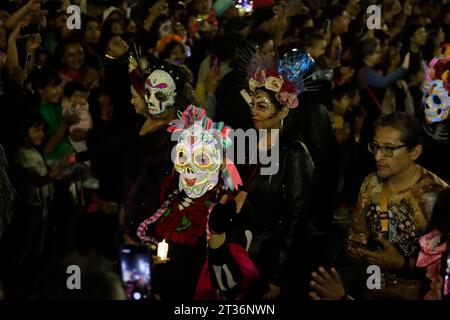 Mexiko-Stadt, Mexiko. Oktober 2023. 22. Oktober 2023, Mexiko-Stadt, Mexiko: Tausende von Menschen genossen die catrina-Prozession im Rahmen der Feierlichkeiten zum Tag der Toten in Mexiko-Stadt. Am 22. Oktober 2023 in Mexiko-Stadt, Mexiko (Foto: Luis Barron/Eyepix Group). Quelle: Eyepix Group/Alamy Live News Stockfoto