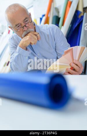 Architekt des Designstudios überprüft Farben Stockfoto