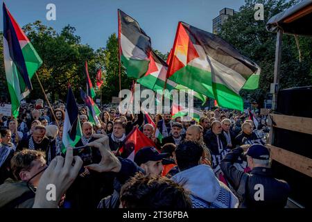 Berlin, Deutschland. Oktober 2023. Tausende pro-palästinensischer Demonstranten überschwemmten am 21. Oktober 2023 die Straßen Berlins und erklärten ihre Unterstützung für die palästinensischen Rechte. Auf dem Marsch vom Oranienplatz zum Hermannplatz in NeukÃ¶lln schwenkten die Teilnehmer palästinensische Flaggen und skandierten Slogans, darunter: "Vom Fluss zum Meer, Palästina wird frei sein" und "freies, freies Palästina". Die Demonstration vor dem Hintergrund des anhaltenden Konflikts zwischen Israel und Gaza spiegelt die weltweite Besorgnis und Aufmerksamkeit wider, die das Thema gewonnen hat. Der marsch war kurz unterbrochen, als die Polizei eintrat und darauf antwortete Stockfoto