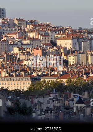 Blick auf die Viertel Pentes de la Croix Rousse und Croix Rousse in Lyon, Frankreich Stockfoto