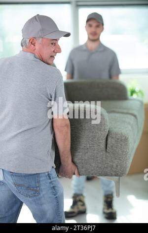 Zwei Spielfiguren in Uniform platzieren das Sofa Stockfoto