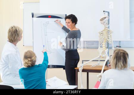 Porträt von Jugendlichen über Biologiestunden Stockfoto