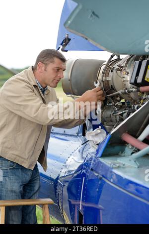 Der Pilot führt eine Inspektion vor dem Flug durch Stockfoto