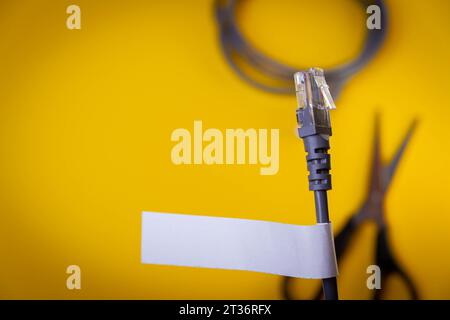 Internetkabel und Scheren schneiden es. Verbindung zum Internet-Netzwerk wird getrennt. Verbindung zum World Wide Web.. Stockfoto