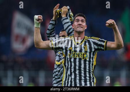 Mailand, Italien. Oktober 2023. Dusan Vlahovic vom Juventus FC feiert den Sieg am Ende des Spiels während des Fußballspiels der Serie A 2023/24 zwischen AC Milan und Juventus FC im San Siro Stadium. (Foto: Fabrizio Carabelli/SOPA Images/SIPA USA) Credit: SIPA USA/Alamy Live News Stockfoto