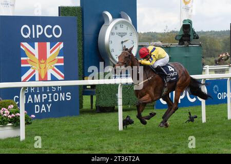 Ascot, Berkshire, Großbritannien. Oktober 2023. Horse Poptronic, geritten von Jockey Sam James, führt am QIPCO British Champions Day die erste Meile der QIPCO British Champions Fillies & Mares Stakes auf der Ascot Racecourse. Besitzer David & Yvonne Blunt. Trainer K R Burke, Leyburn. Züchter Daniel & Yvonne Blunt. Sponsor KB Spigot Ltd Kredit: Maureen McLean/Alamy Stockfoto