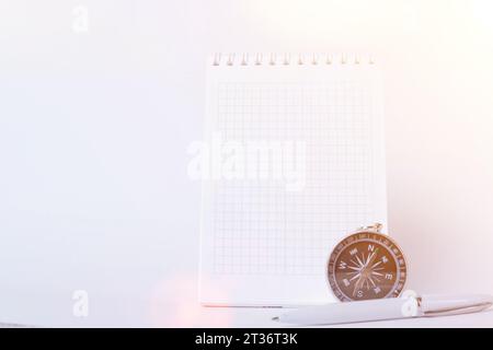 Reisenotizen. Ein sauberes Notizbuch mit Stift zum Schreiben eines Kompasses und einer Karte. Das Konzept des Reisens. Stockfoto