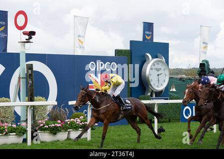 Ascot, Berkshire, Großbritannien. Oktober 2023. Horse Poptronic, geritten von Jockey Sam James, führt am QIPCO British Champions Day die erste Meile der QIPCO British Champions Fillies & Mares Stakes auf der Ascot Racecourse. Besitzer David & Yvonne Blunt. Trainer K R Burke, Leyburn. Züchter Daniel & Yvonne Blunt. Sponsor KB Spigot Ltd Kredit: Maureen McLean/Alamy Stockfoto