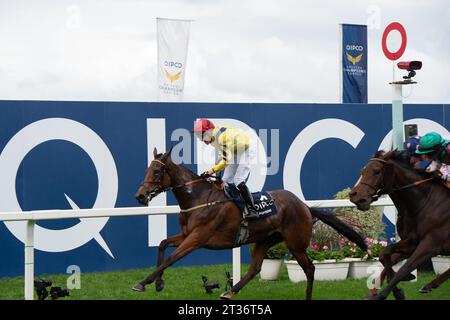 Ascot, Berkshire, Großbritannien. Oktober 2023. Horse Poptronic, geritten von Jockey Sam James, führt am QIPCO British Champions Day die erste Meile der QIPCO British Champions Fillies & Mares Stakes auf der Ascot Racecourse. Besitzer David & Yvonne Blunt. Trainer K R Burke, Leyburn. Züchter Daniel & Yvonne Blunt. Sponsor KB Spigot Ltd Kredit: Maureen McLean/Alamy Stockfoto