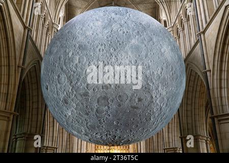 London, UK, 23. Oktober 2023: Ein Modell des Mondes hängt bis zum 28. Oktober in der Southwark Cathedral, bevor es weiter nach Derby geht. Das 7-m-Modell des Künstlers Luke Jerram ist innen beleuchtet und verwendet NASA-Bilder, um ein detailliertes Bild der Mondoberfläche zu erhalten. Das Museum of the Moon trägt einen Soundtrack des Komponisten Dan Jones. Anna Watson/Alamy Live News Stockfoto