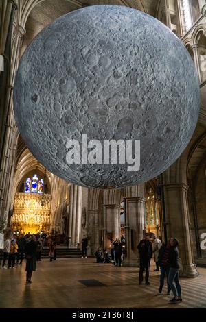 London, UK, 23. Oktober 2023: Ein Modell des Mondes hängt bis zum 28. Oktober in der Southwark Cathedral, bevor es weiter nach Derby geht. Das 7-m-Modell des Künstlers Luke Jerram ist innen beleuchtet und verwendet NASA-Bilder, um ein detailliertes Bild der Mondoberfläche zu erhalten. Das Museum of the Moon trägt einen Soundtrack des Komponisten Dan Jones. Anna Watson/Alamy Live News Stockfoto