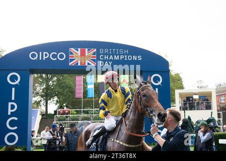 Ascot, Berkshire, Großbritannien. Oktober 2023. Pferd Poptronic geritten von Jockey Sam James Gewinner der QIPCO British Champions Fillies & Mares Stakes auf der Ascot Racecourse am QIPCO British Champions Day. Besitzer David & Yvonne Blunt. Trainer K R Burke, Leyburn. Züchter Daniel & Yvonne Blunt. Sponsor KB Spigot Ltd Kredit: Maureen McLean/Alamy Stockfoto