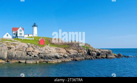 Nubble Light Lighthouse in Cape Neddick, York Maine an einem sonnigen Tag mit klarem blauem Himmel im Frühling. Stockfoto