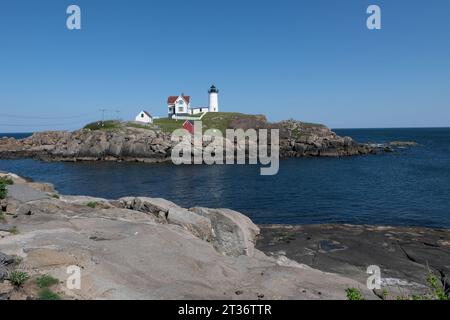 Nubble Light Lighthouse in Cape Neddick, York Maine an einem sonnigen Tag mit klarem blauem Himmel im Frühling. Stockfoto