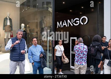 Madrid, Spanien. Oktober 2023. Käufer werden im spanischen multinationalen Bekleidungsgeschäft Mango gesehen. (Foto: Xavi Lopez/SOPA Images/SIPA USA) Credit: SIPA USA/Alamy Live News Stockfoto