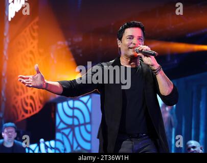 Miami, Vereinigte Staaten Von Amerika. Oktober 2023. MIAMI, FLORIDA - 21. OKTOBER: Chayanne tritt auf der Bühne während der iHeart Fiesta Latina 2023 im Kaseya Center am 21. Oktober 2023 in Miami auf. (Foto: Alberto E. Tamargo/SIPA USA) Credit: SIPA USA/Alamy Live News Stockfoto