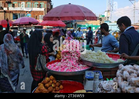 Srinagar, Indien. Oktober 2023. 23. Oktober 2023, Srinagar Kashmir, Indien: Menschen kaufen Waren auf einem Markt in Srinagar. Nach den von der indischen Regierung veröffentlichten Daten blieb die Großhandelsinflation in Indien im sechsten Monat in Folge in der negativen Zone, nachdem die Septemberlesung -0,26 Prozent betrug, gegenüber -0,52 Prozent im August. Am 23. Oktober 2023 in Srinagar Kaschmir, Indien. (Foto Von Firdous Nazir/Eyepix Group) Credit: Eyepix Group/Alamy Live News Stockfoto