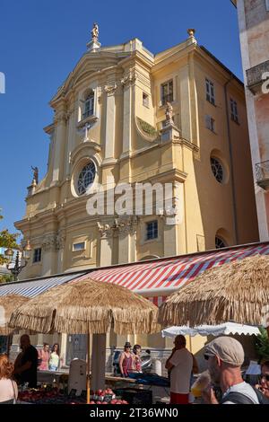 Nizza, Frankreich - 12. August 2023 - der Markt am Cours Saleya in Nizza, einem der lebhaftesten Orte der Stadt Stockfoto