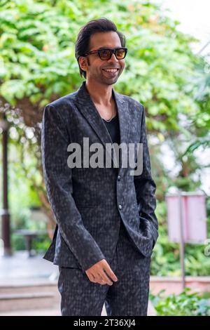 Neu-Delhi, Indien. Oktober 2023. Schauspieler Abhishek Banerjee posiert für Fotos während der Promotion des kommenden Films APURVA im Le Meridien Hotel in Neu-Delhi. Quelle: SOPA Images Limited/Alamy Live News Stockfoto