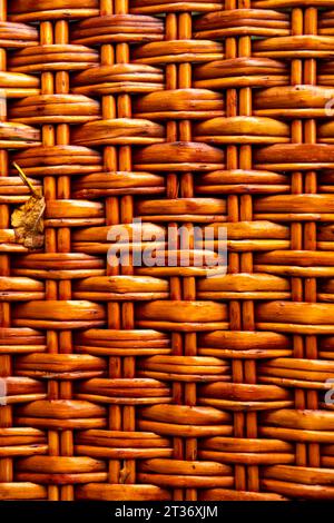 Korb-Textur, Nahfragment eines Korbs aus Weidenzweigen oder Gartenmöbeln. Stockfoto