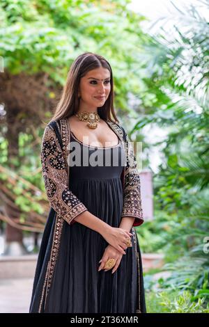 Neu-Delhi, Indien. Oktober 2023. Schauspielerin Tara Sutaria posiert für Fotos während der Promotion des kommenden Films APURVA im Le Meridien Hotel in Neu-Delhi. Quelle: SOPA Images Limited/Alamy Live News Stockfoto