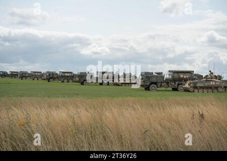 Mehrere britische Armeeeinheiten unterstützen Tanker, die Warrior FV510 bei einer militärischen Übung betanken Stockfoto