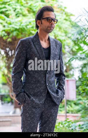 Neu-Delhi, Indien. Oktober 2023. Schauspieler Abhishek Banerjee posiert für Fotos während der Promotion des kommenden Films APURVA im Le Meridien Hotel in Neu-Delhi. (Foto: Pradeep Gaur/SOPA Images/SIPA USA) Credit: SIPA USA/Alamy Live News Stockfoto