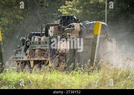 Schwer beladenes US Stryker 8-rädriges Kampffahrzeug in Bewegung Stockfoto