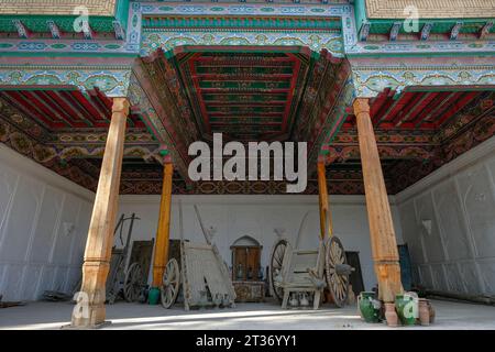 Margilan, Usbekistan - 20. Oktober 2023: Detail des Innenraums der Said Ahmad Choja Madrasah in Margilan, Usbekistan. Stockfoto