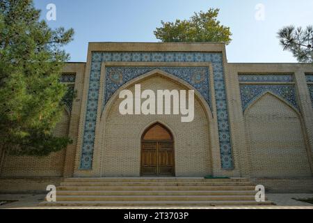 Margilan, Usbekistan - 20. Oktober 2023: Detail der Fassade der besagten Ahmad Choja Madrasah in Margilan, Usbekistan. Stockfoto