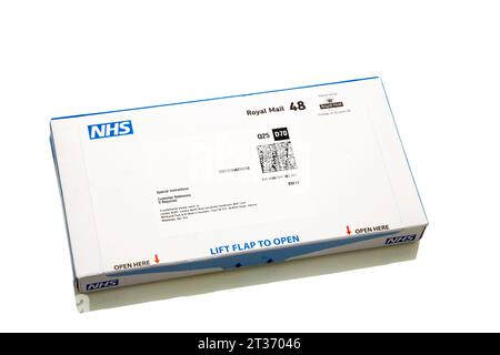 NHS-Einreichungskit für über 60 / 60 Jahre alte Menschen, um einen Kot / Exkremente / Kot zu Hause für Darmkrebs-Screening-Tests zu übermitteln. UK. (136) Stockfoto