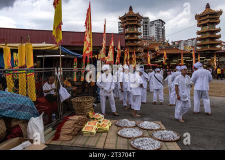 Kuala Lumpur, Kuala Lumpur, Malaysia. Oktober 2023. Malaysische chinesische Gläubige während des Nine Emperor Gods Festivals im Kau Ong Ya Tempel in Ampang, Selangor am 23. Oktober 2023. Taoisten aus Malaysia feiern den Beginn des Festivals am Vorabend des neunten Mondmonats des chinesischen Kalenders. Das Festival, das die neun Kaiser-Götter anruft und willkommen heißt, wird vor allem in südostasiatischen Ländern gefeiert. (Kreditbild: © Mohd Daud/ZUMA Press Wire) NUR REDAKTIONELLE VERWENDUNG! Nicht für kommerzielle ZWECKE! Stockfoto