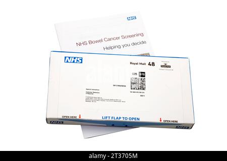 NHS-Einreichungskit für über 60 / 60 Jahre alte Menschen, um einen Kot / Exkremente / Kot zu Hause für Darmkrebs-Screening-Tests zu übermitteln. UK. (136) Stockfoto