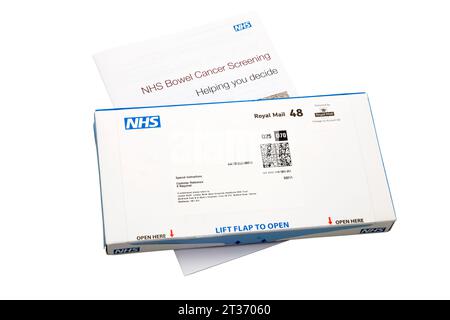 NHS-Einreichungskit für über 60 / 60 Jahre alte Menschen, um einen Kot / Exkremente / Kot zu Hause für Darmkrebs-Screening-Tests zu übermitteln. UK. (136) Stockfoto