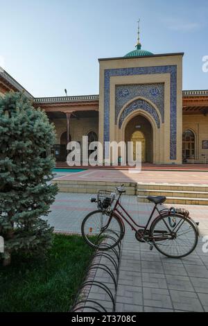 Margilan, Usbekistan - 20. Oktober 2023: Blick auf die Khonakha-Moschee in Margilan, Usbekistan. Stockfoto