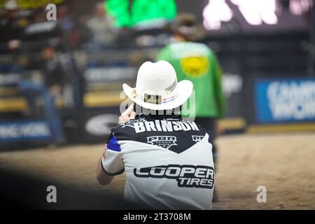 Oktober 2023, Las Vegas, NV, LAS VEGAS, NV, USA: Brinson James, der Rodeo-Clown, unterhält die Zuschauer für die Mannschaftsmeisterschaften in der T-Mobile Arena für PBR - Professional Bull Riding Team Championship 2023 am 21. Oktober 2023 in Las Vegas, NV, USA. (Foto: Louis Grasse/PxImages) (Credit Image: © Louis Grasse/PX Imagens via ZUMA Press Wire) NUR REDAKTIONELLE VERWENDUNG! Nicht für kommerzielle ZWECKE! Stockfoto