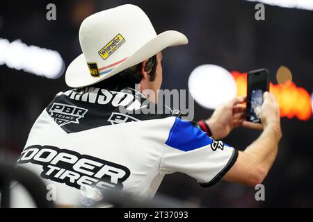 Oktober 2023, Las Vegas, NV, LAS VEGAS, NV, USA: Brinson James, der Rodeo-Clown, unterhält die Zuschauer für die Mannschaftsmeisterschaften in der T-Mobile Arena für PBR - Professional Bull Riding Team Championship 2023 am 21. Oktober 2023 in Las Vegas, NV, USA. (Foto: Louis Grasse/PxImages) (Credit Image: © Louis Grasse/PX Imagens via ZUMA Press Wire) NUR REDAKTIONELLE VERWENDUNG! Nicht für kommerzielle ZWECKE! Stockfoto