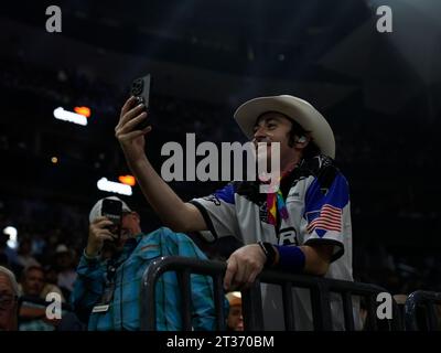 Oktober 2023, Las Vegas, NV, LAS VEGAS, NV, USA: Brinson James, der Rodeo-Clown, unterhält die Zuschauer für die Mannschaftsmeisterschaften in der T-Mobile Arena für PBR - Professional Bull Riding Team Championship 2023 am 21. Oktober 2023 in Las Vegas, NV, USA. (Foto: Louis Grasse/PxImages) (Credit Image: © Louis Grasse/PX Imagens via ZUMA Press Wire) NUR REDAKTIONELLE VERWENDUNG! Nicht für kommerzielle ZWECKE! Stockfoto