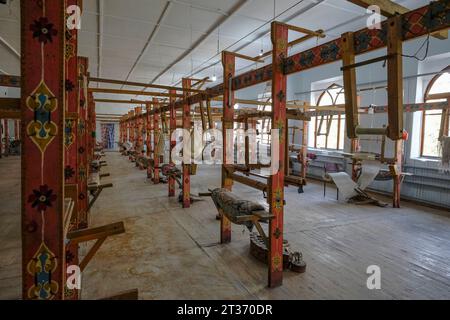 Margilan, Usbekistan - 20. Oktober 2023: Holzwebstühle für die Arbeit mit Seide in Margilan, Usbekistan. Stockfoto