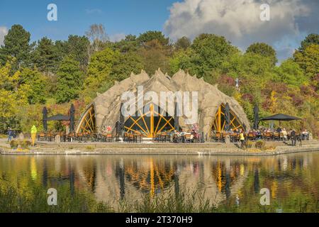 Restaurant und CafÃ Seestern am Hauptsee, Parkanlage Britzer Garten, Britz, Neukölln, Berlin, Deutschland *** Restaurant und CafÃ Seestern am Hauptsee, Parkanlage Britzer Garten, Britz, Neukölln, Berlin, Deutschland Credit: Imago/Alamy Live News Stockfoto