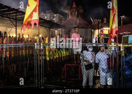 Kuala Lumpur, Kuala Lumpur, Malaysia. Oktober 2023. Malaysische Volkschinesen während des Nine Emperor Gods Festivals im Kau Ong Ya Tempel in Ampang, Selangor am 23. Oktober 2023. Taoisten aus Malaysia feiern den Beginn des Festivals am Vorabend des neunten Mondmonats des chinesischen Kalenders. Das Festival, das die neun Kaiser-Götter anruft und willkommen heißt, wird vor allem in südostasiatischen Ländern gefeiert. (Kreditbild: © Mohd Daud/ZUMA Press Wire) NUR REDAKTIONELLE VERWENDUNG! Nicht für kommerzielle ZWECKE! Stockfoto