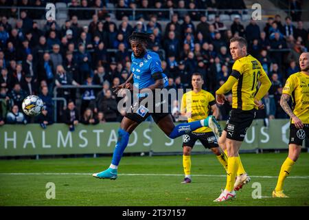 Halmstad, Schweden. Oktober 2023. Joseph Baffo (5) von Halmstad BK wurde während des Allsvenskan-Spiels zwischen Halmstads BK und Mjaellby im Oerjans Vall in Halmstad gesehen. (Foto: Gonzales Photo - Amanda Persson). Stockfoto