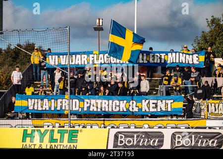 Halmstad, Schweden. Oktober 2023. Fußballfans von Mjaellby wurden auf den Tribünen während des Allsvenskan-Spiels zwischen Halmstads BK und Mjaellby im Oerjans Vall in Halmstad gesehen. (Foto: Gonzales Photo - Amanda Persson). Stockfoto