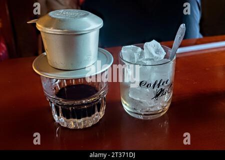 Langsam tropfender vietnamesischer Kaffee, Hanoi, Vietnam Stockfoto