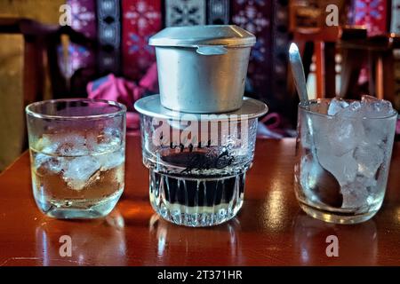 Langsam tropfender vietnamesischer Kaffee, Hanoi, Vietnam Stockfoto