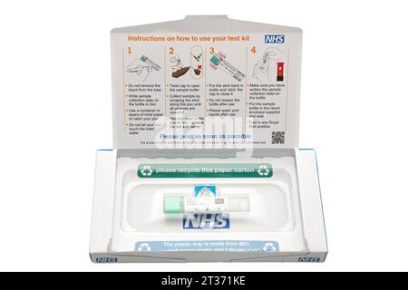 NHS-Einreichungskit für über 60 / 60 Jahre alte Menschen, um einen Kot / Exkremente / Kot zu Hause für Darmkrebs-Screening-Tests zu übermitteln. UK. (136) Stockfoto