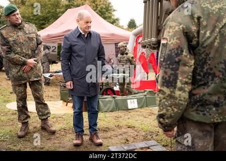 Bundeskanzler bei der Faehigkeitsdemonstration der Territorialen Verfuegungsgruppe des BMVg in Köln-Wahn Bundeskanzler Olaf Scholz SPD wird die Uebungsszenarien in der Kaserne Köln Wahn erlaeutert. Hier wurde ihm die zivilmilitaerische Zusammenarbeit und den Host Nation Support in verschiedenen Lageeinspielungen und Simulationen realitaetsnah gezeigt, Köln, Köln, 23.10.2023 Köln Nordrhein-Westfalen Deutschland *** Kanzler bei der Fähigkeitsdemonstration der BMVgs Territorialdisposition Group in Köln Wahn Bundeskanzler Olaf Scholz SPD wird die Übungsszenarien in Köln erläutert Stockfoto