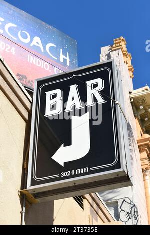 SANTA ANA, KALIFORNIEN - 2. OCT 2023: Bar Sign on the Vault Bar and Grill on Main Street in Downtow Santa Ana. Stockfoto