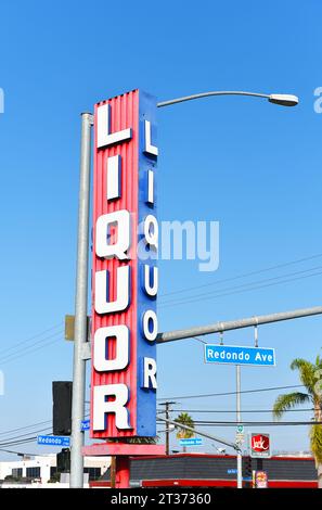 LONG BEACH, KALIFORNIEN - 18. OCT 2023: Retro Liquor Schild am Pacific Coast Highway und Redondo Avenue Stockfoto